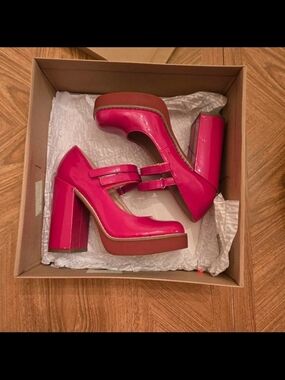 Steve Madden's – Twice Red Patent Mary-Jane's Shoes – Size 6